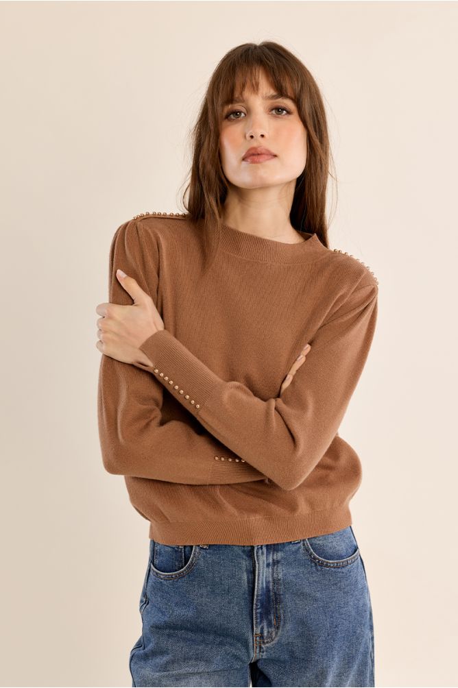 Pull droit, détails perlés