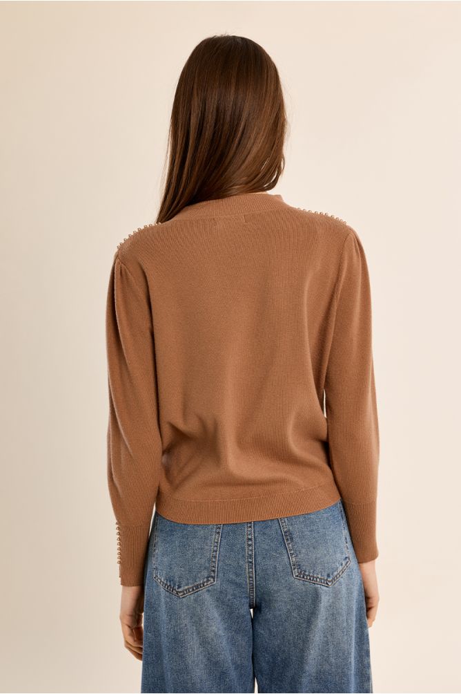 Pull droit, détails perlés