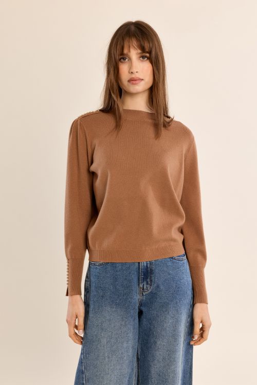 Pull droit, détails perlés