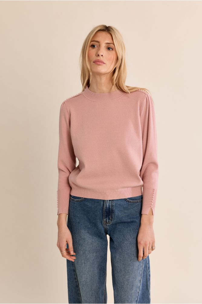 Pull droit, détails perlés