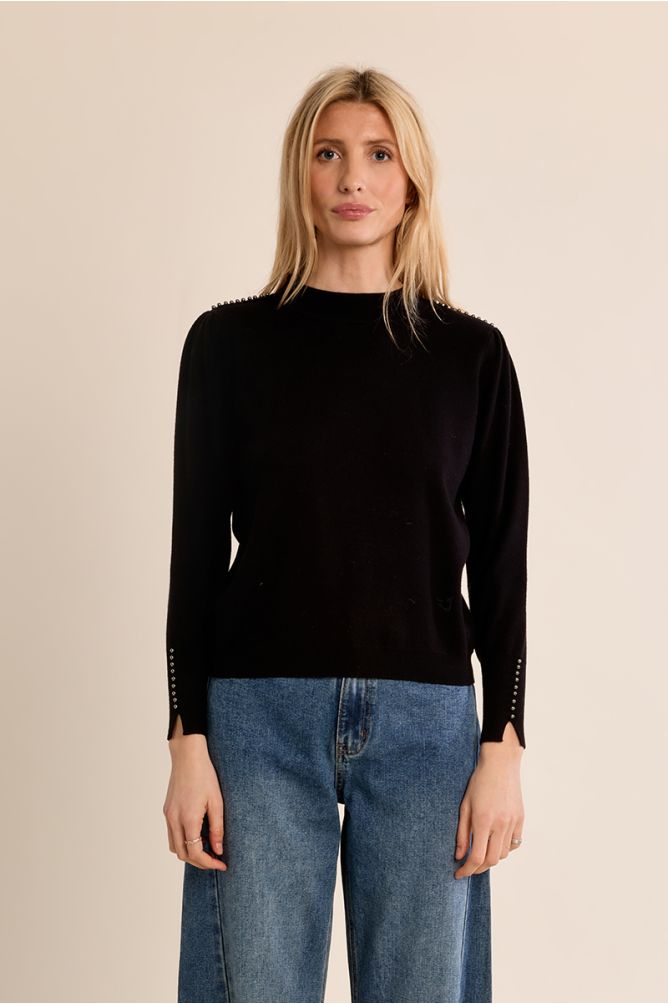 Pull droit, détails perlés