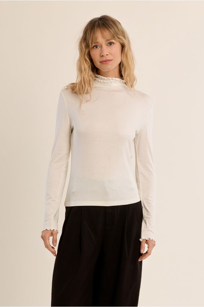 Undershirt, scalloped collar
