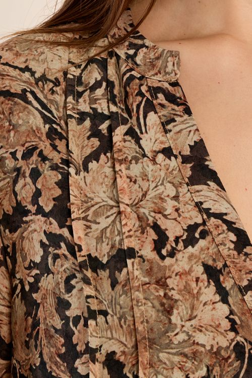 Vestido corto con estampado y volantes