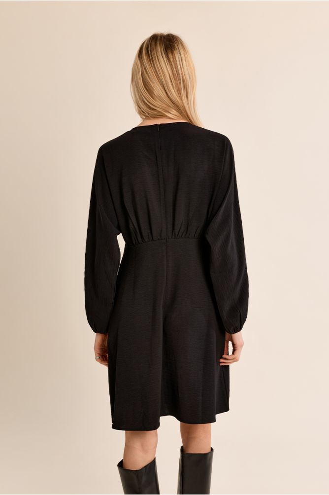 Robe courte ceintrée, col V