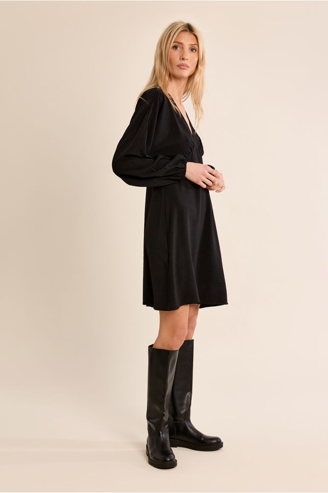 Robe courte ceintrée, col V