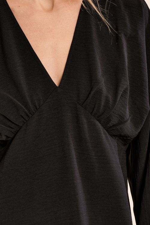 Short belted dress, V-neck