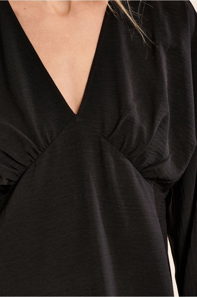 Short belted dress, V-neck
