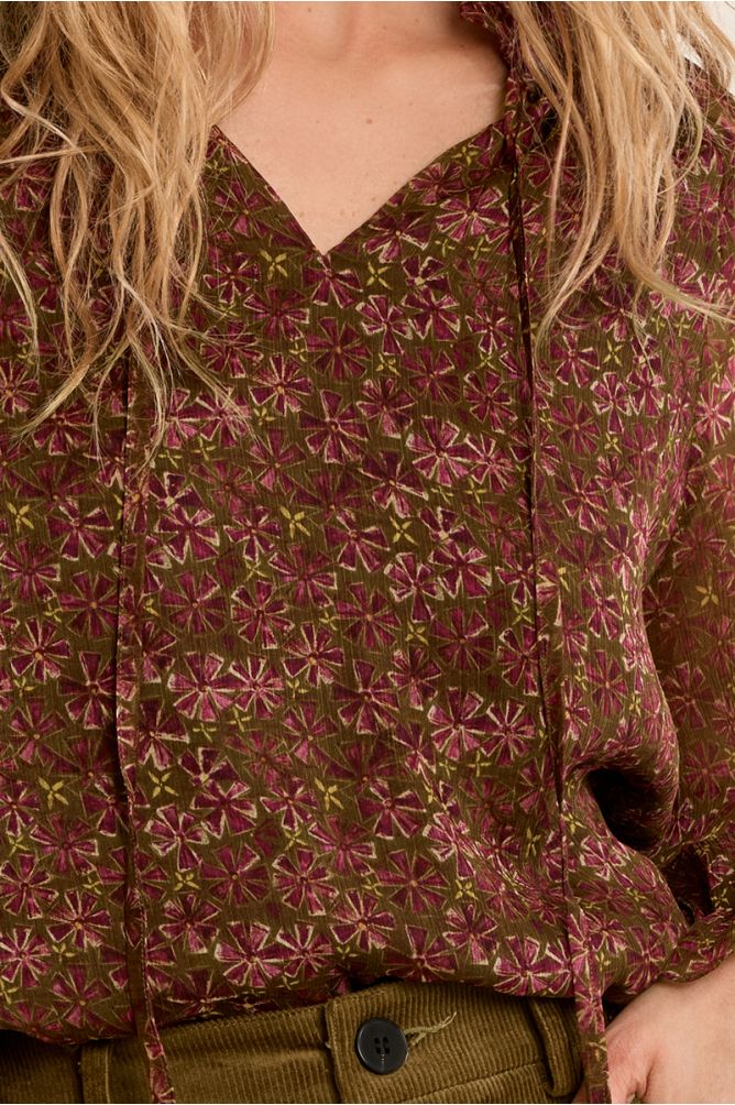 Blouse fleurie en semi-transparence