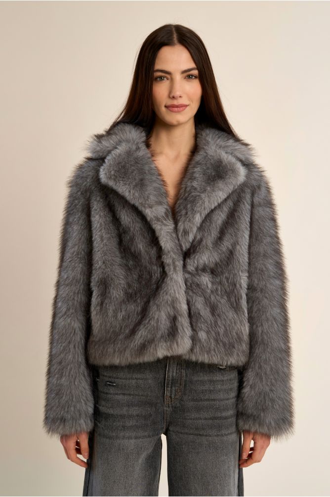 Abrigo de peluche con cuello y solapa