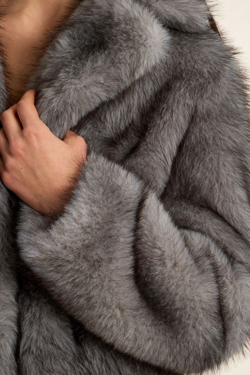 Abrigo de peluche con cuello y solapa
