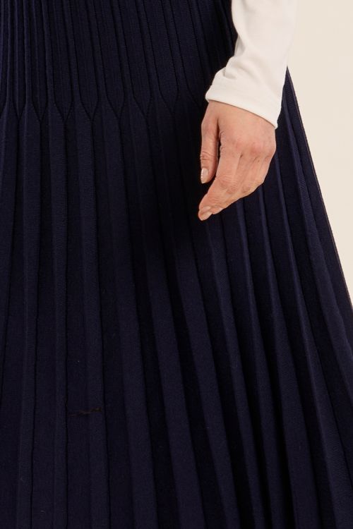 Long pleated knit skirt