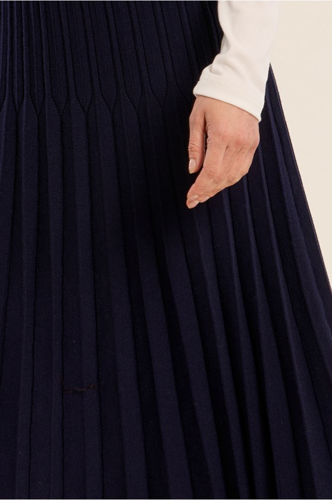 Long pleated knit skirt