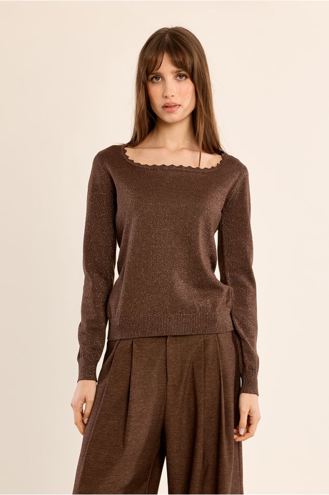 Pull ajusté, encolure carrée festonnée