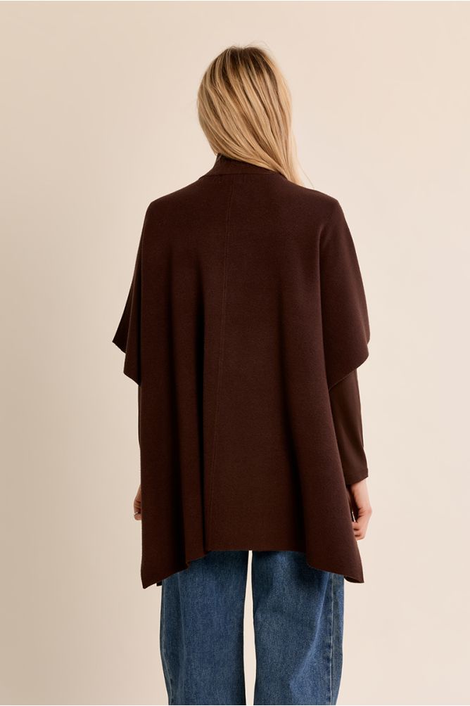 Cape en maille, boutonnée