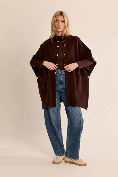 Cape en maille, boutonnée