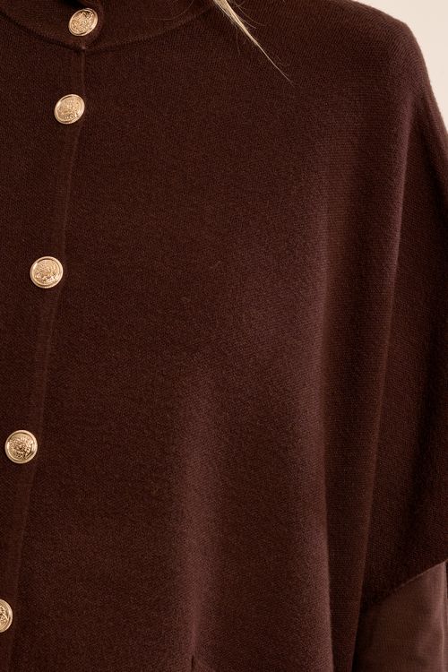 Cape en maille, boutonnée