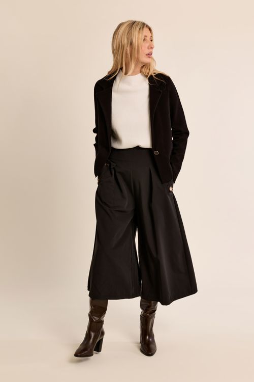 Chaqueta corta con cuello y solapa