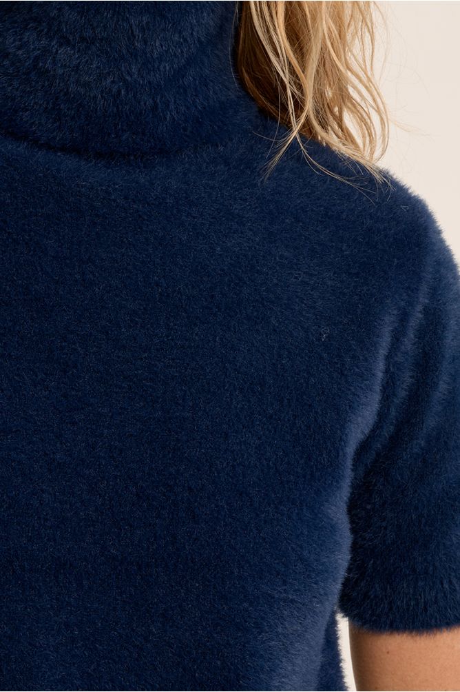 Fluffy, sleeveless sweater