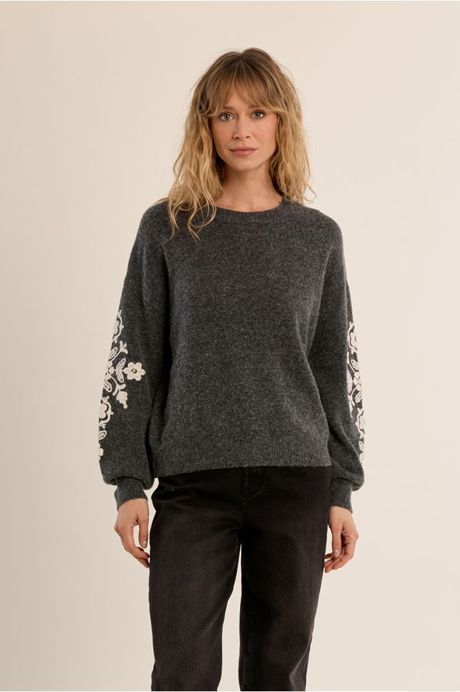 Pull en maille, broderies florales
