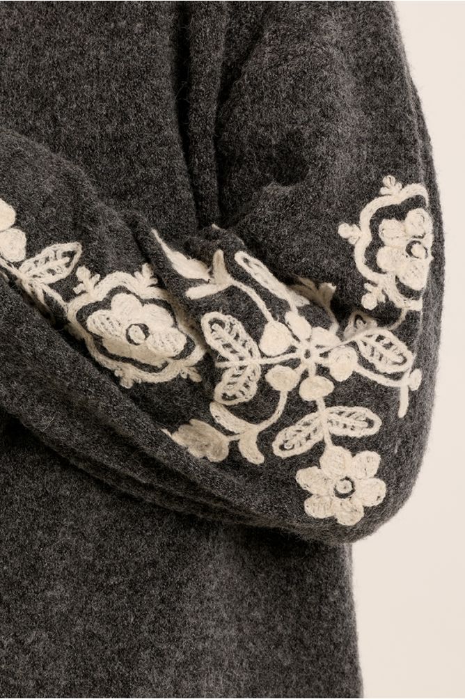 Pull en maille, broderies florales