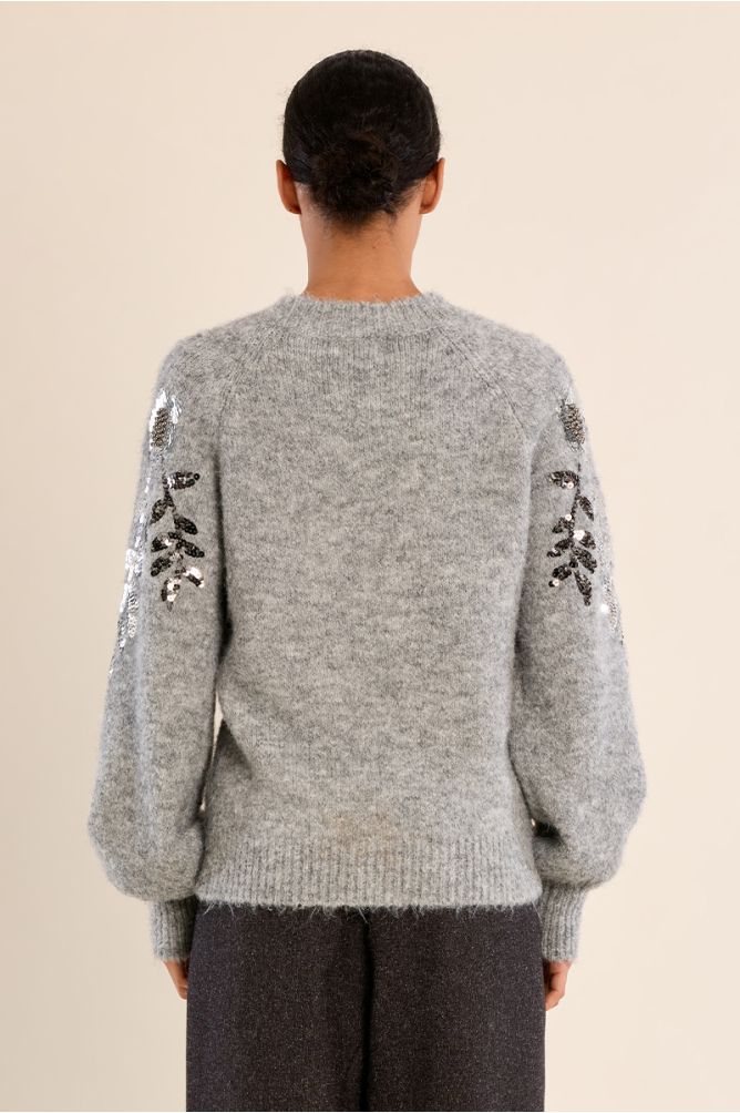 Pull strassé sur les manches