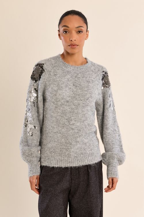 Pull strassé sur les manches