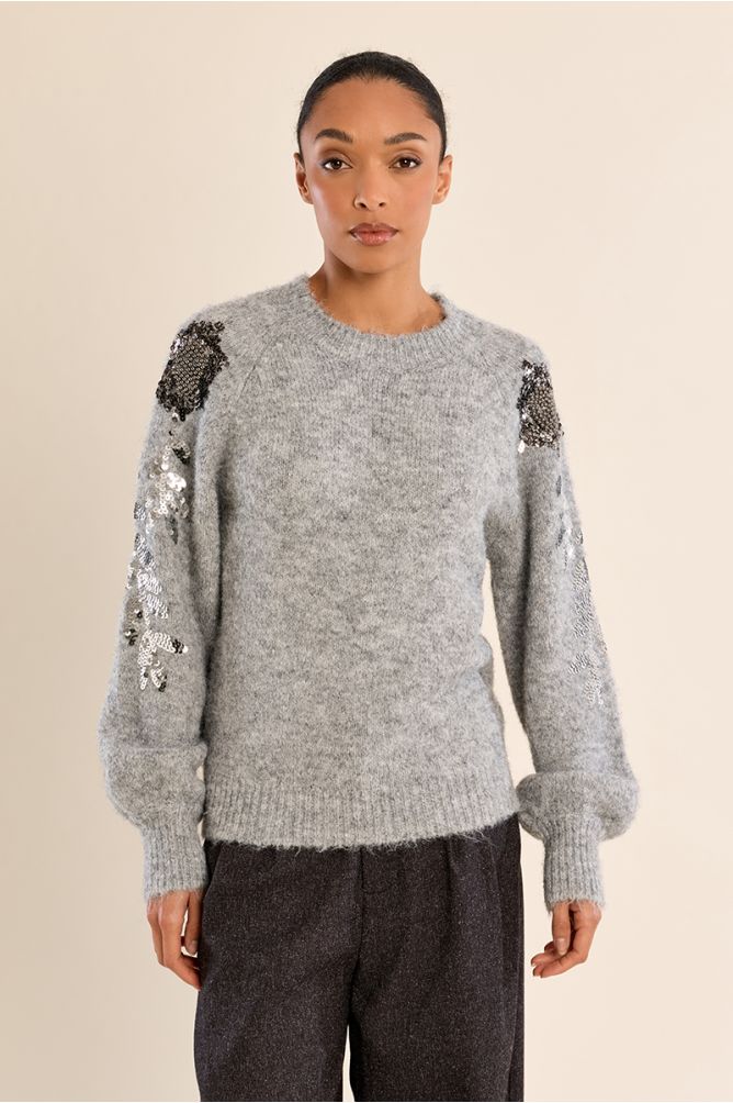 Pull strassé sur les manches
