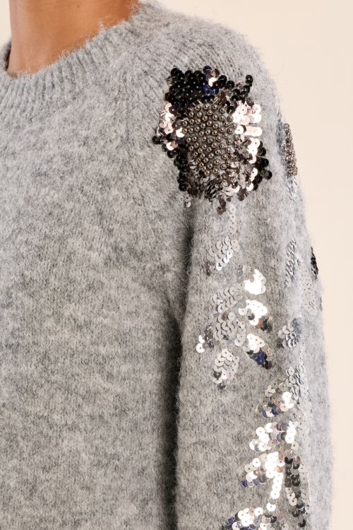 Pull strassé sur les manches