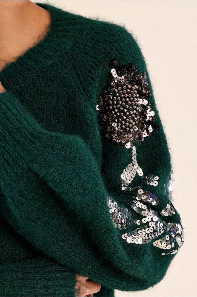 Pull strassé sur les manches