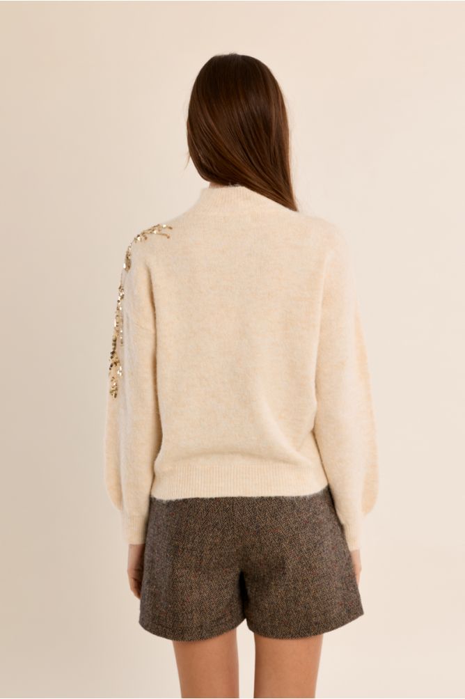 Pull col montant, orné de perles