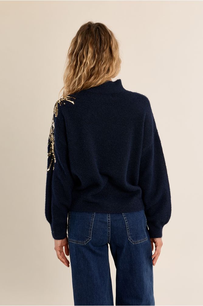 Pull col montant, orné de perles