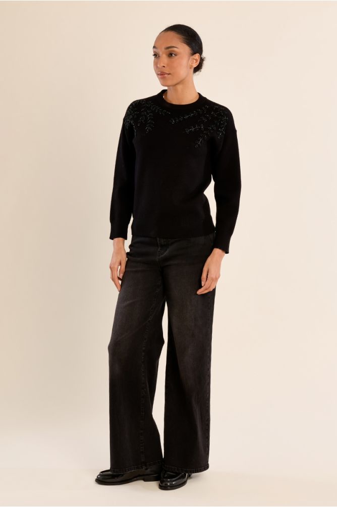 Round neck sweater, embellished with pearls
