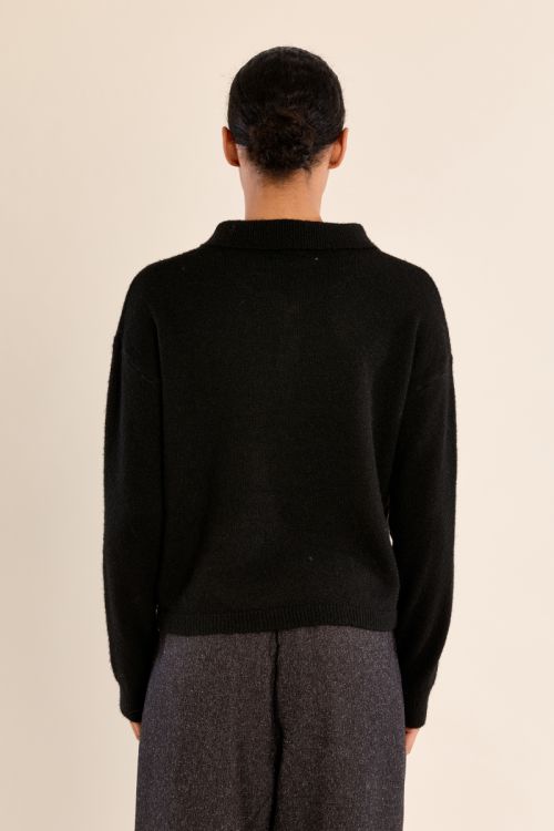 Knitted sweater, blouse collar