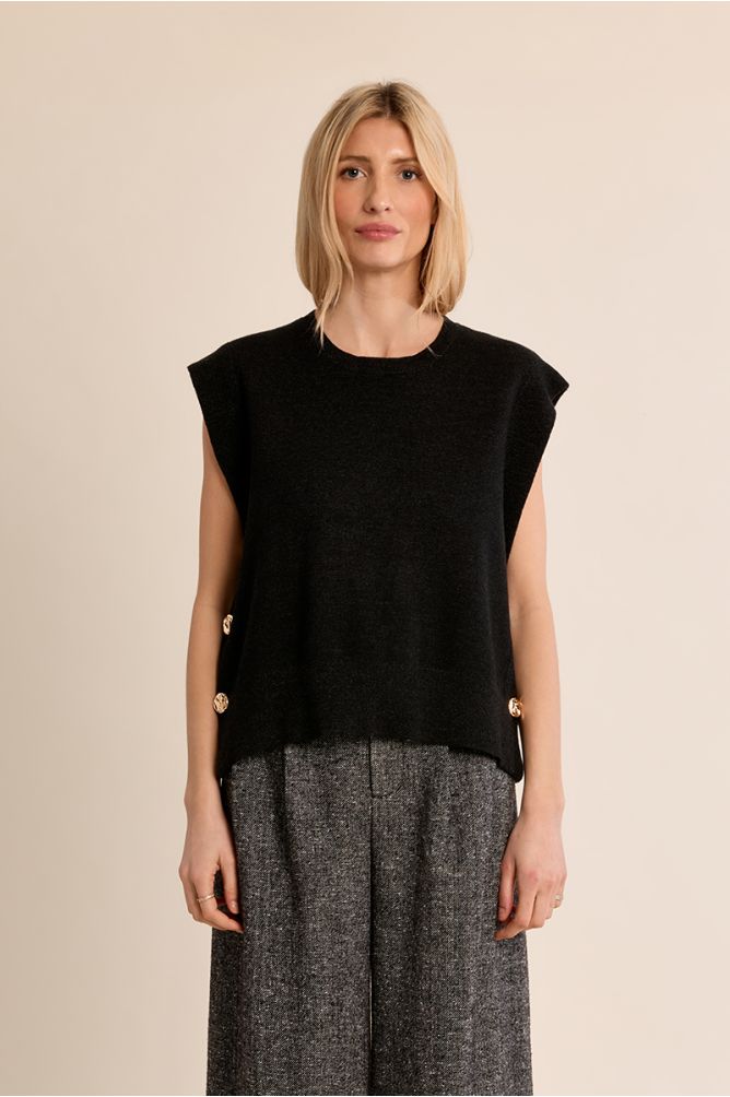 Sleeveless knitted sweater