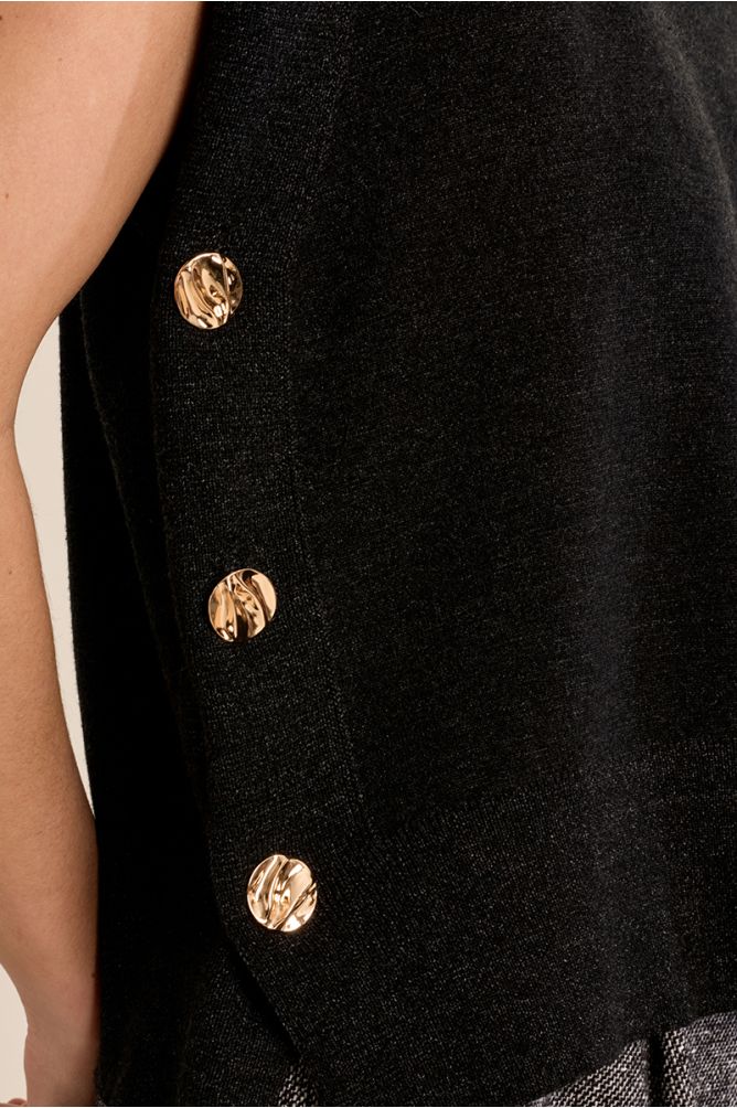 Sleeveless knitted sweater