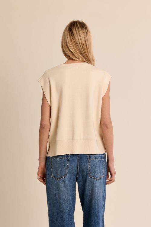 Sleeveless knitted sweater