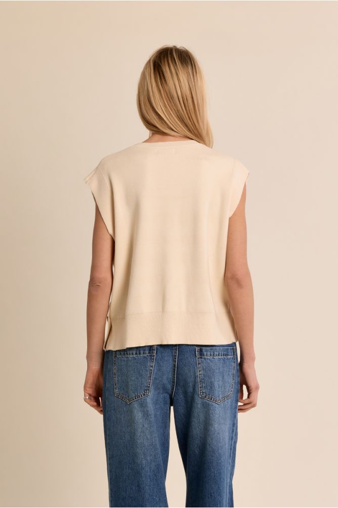 Sleeveless knitted sweater