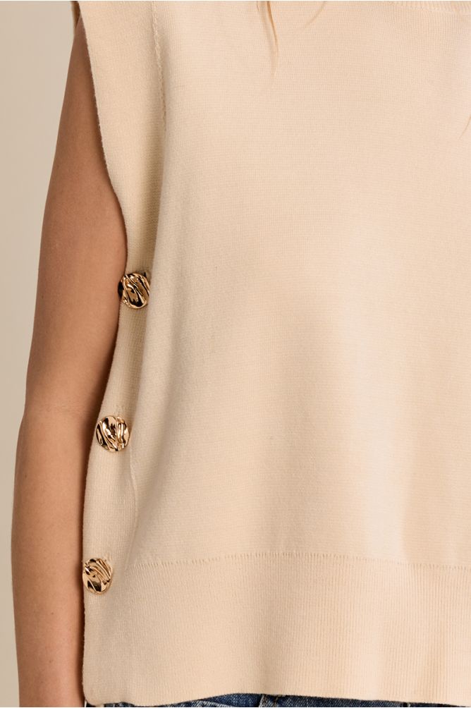 Sleeveless knitted sweater