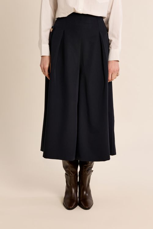 Pantalón midi perneras anchas