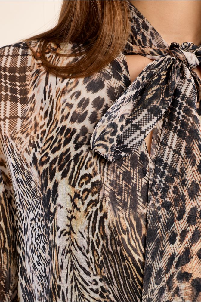 Blouse en voile, col lavallière