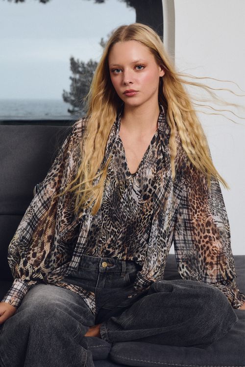 Blouse en voile, col lavallière