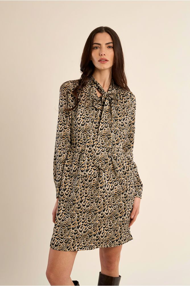 Fitted dress with tie collar