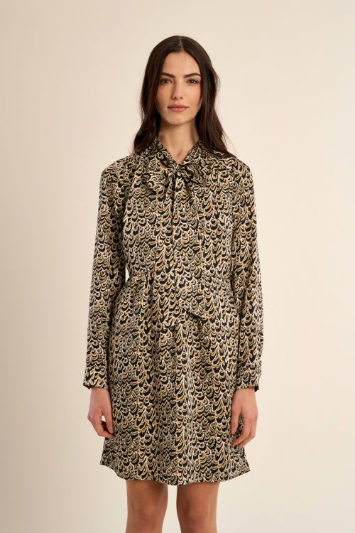 Fitted dress with tie collar