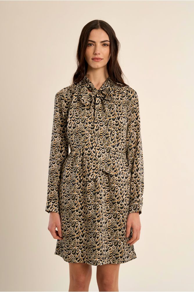 Fitted dress with tie collar