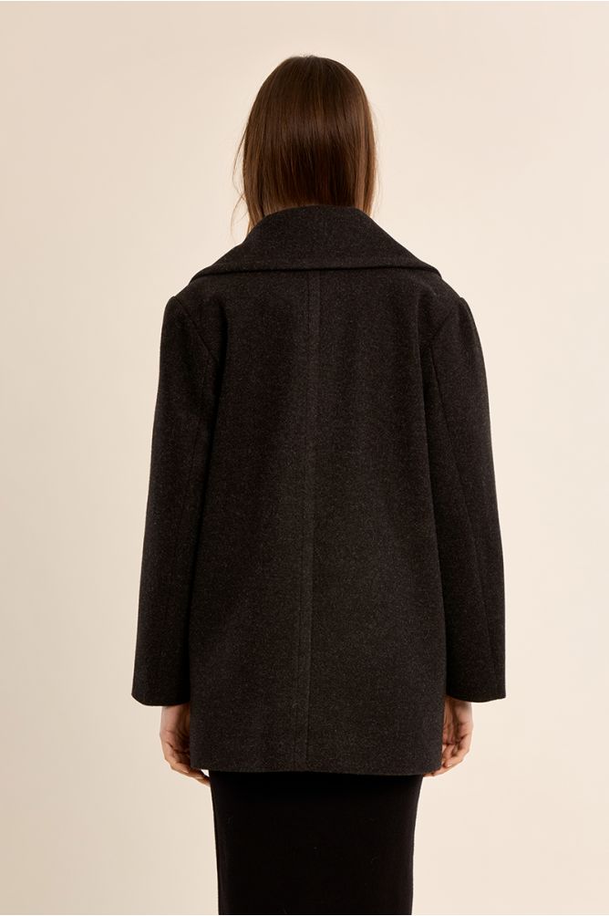 Manteau boutonné au col large