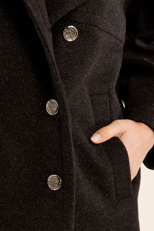 Manteau boutonné au col large