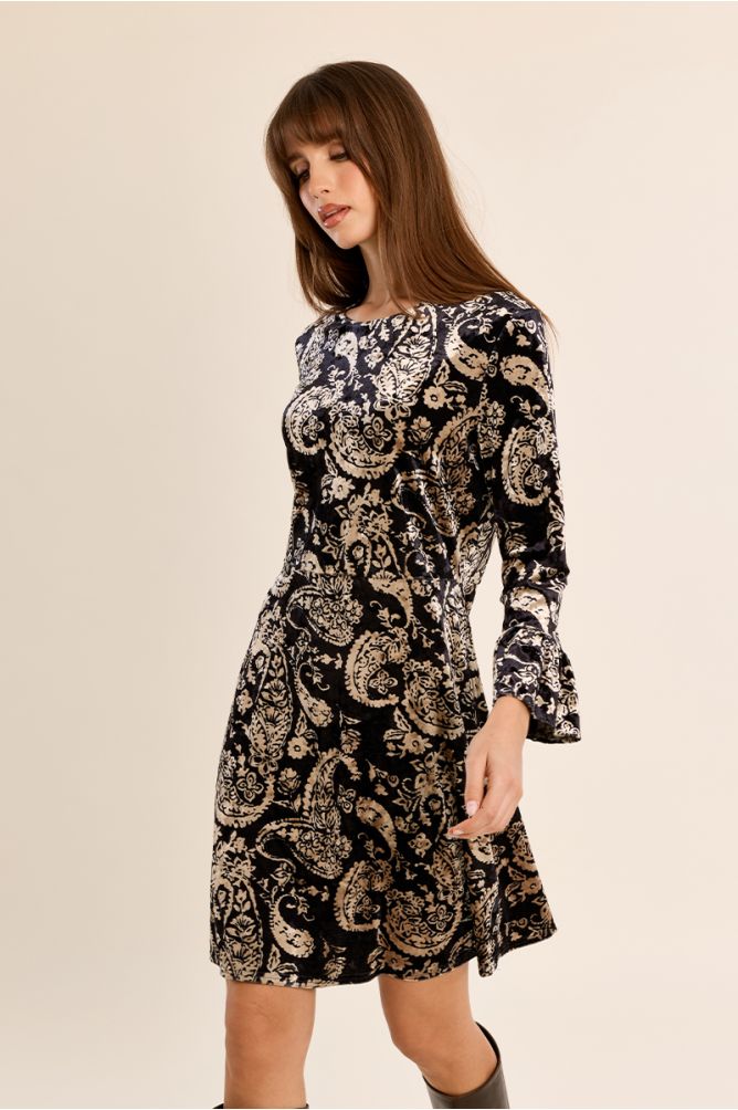 Short dress, flared sleeves