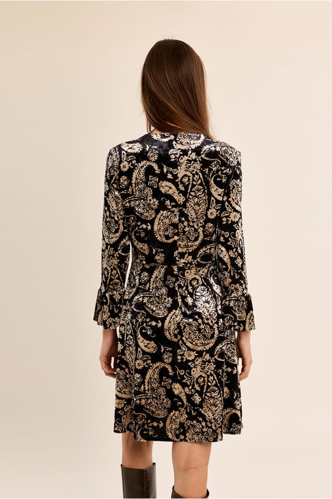 Robe courte, manches évasées