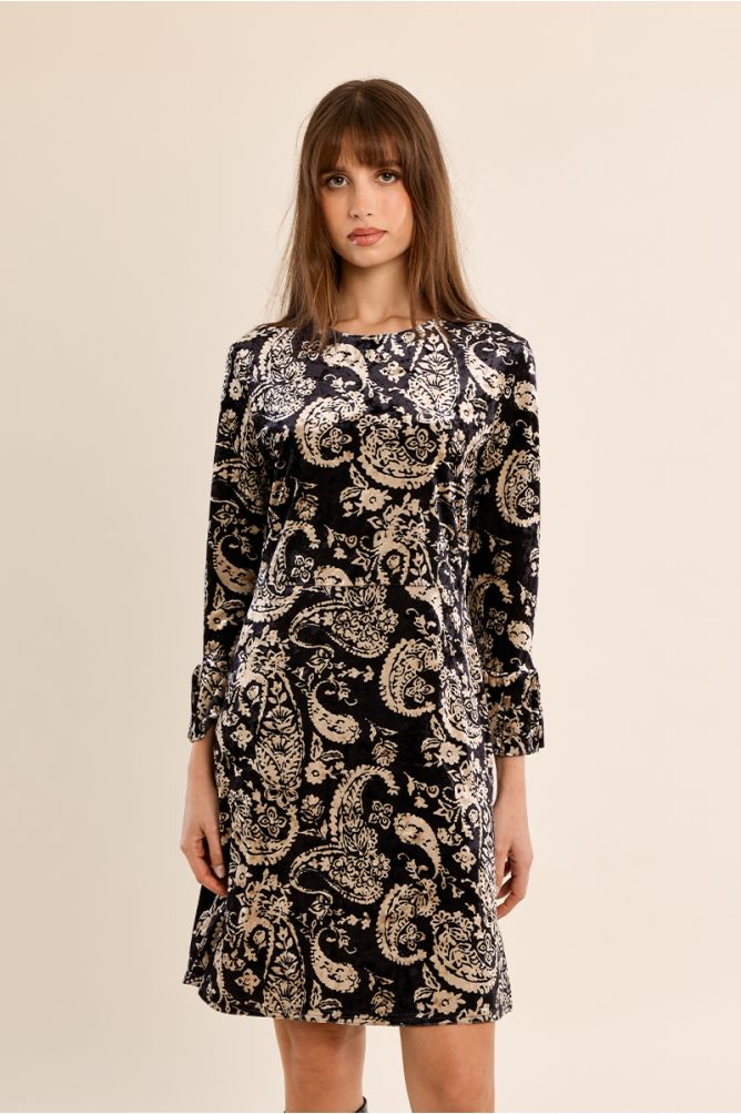 Robe courte, manches évasées