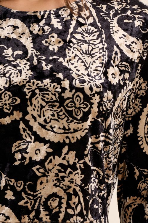 Short dress, flared sleeves